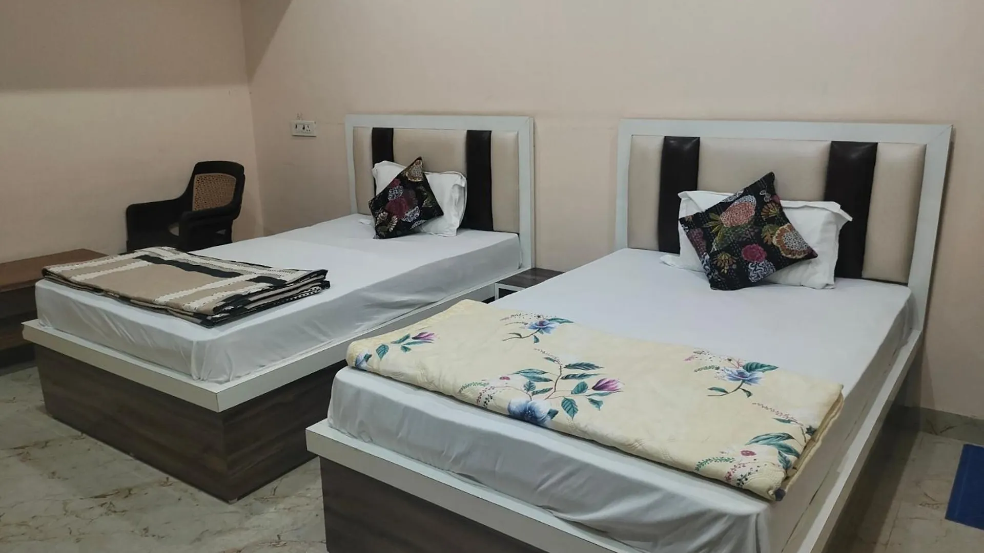 The Orchid Villa Homestay - Walkable Distance From Taj Mahal Agra  Inde