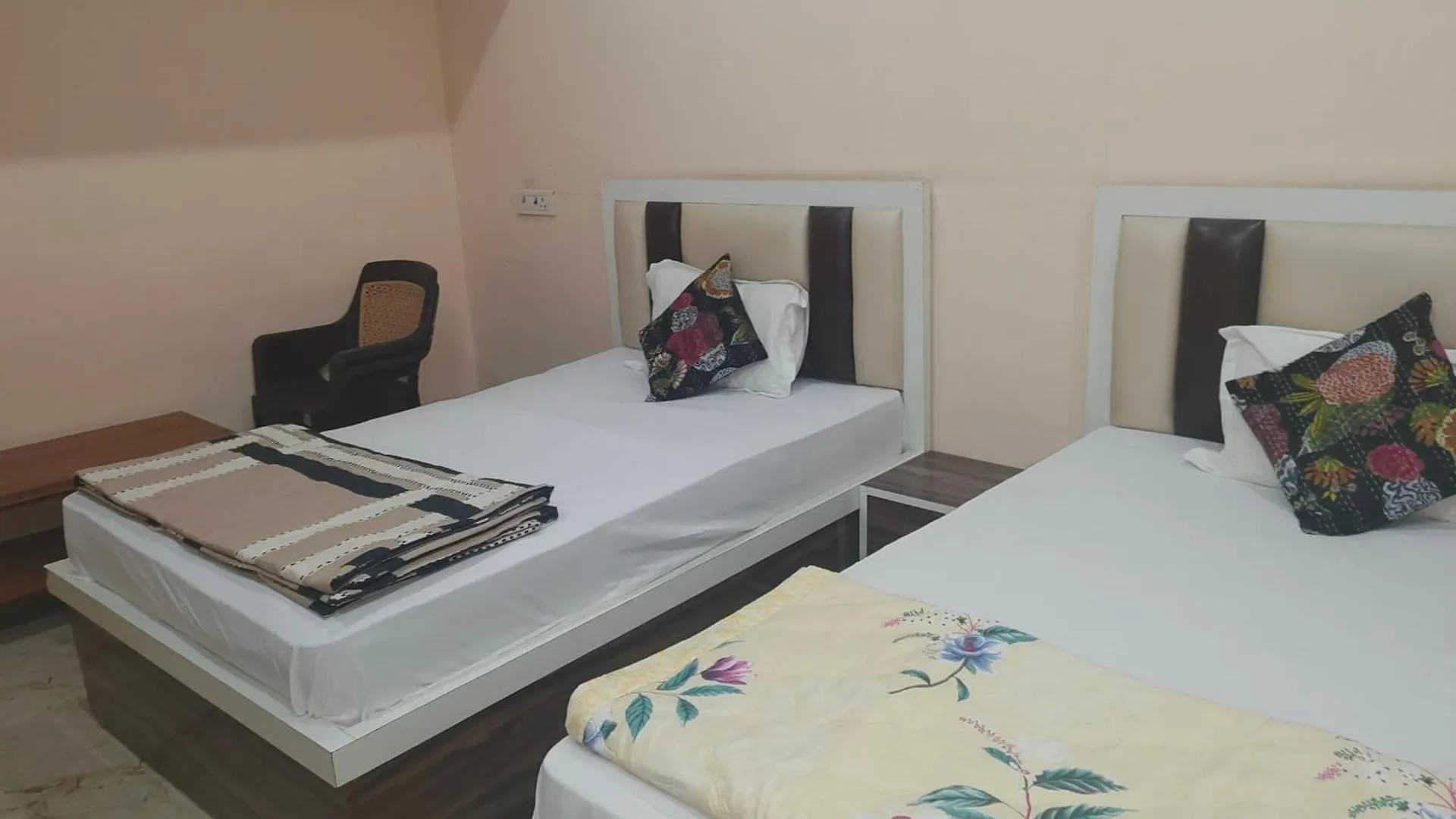 The Orchid Villa Homestay - Walkable Distance From Taj Mahal Agra
