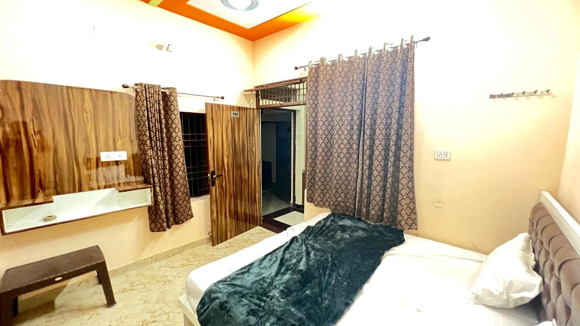 The Orchid Villa Homestay - Walkable Distance From Taj Mahal Agra